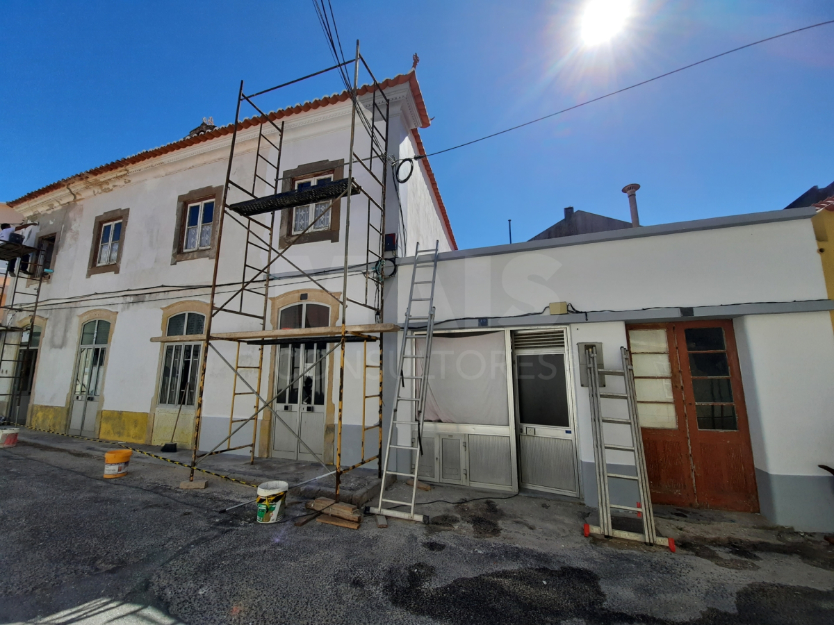 Building with 3 units to restore in the center of Peniche